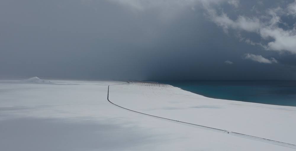 西藏阿里地區(qū)改則縣迎來初雪，銀裝素裹，美如畫卷。