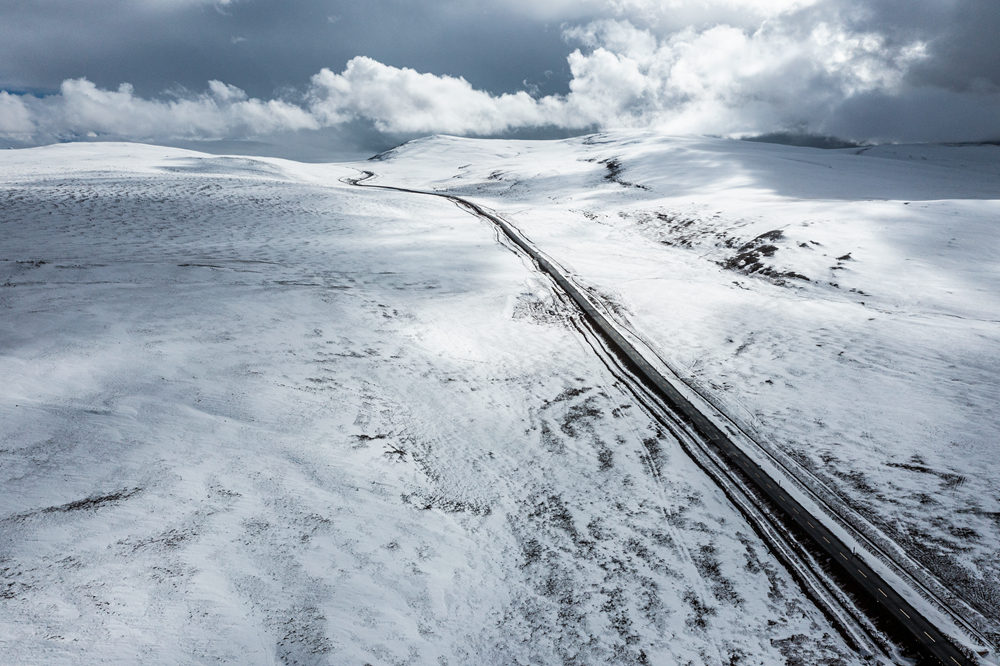 西藏阿里地區(qū)改則縣迎來初雪，銀裝素裹，美如畫卷。