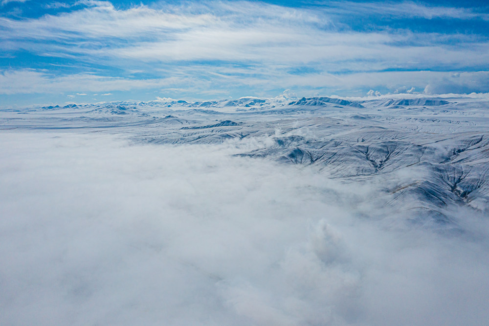 西藏阿里地區(qū)改則縣迎來初雪，銀裝素裹，美如畫卷。