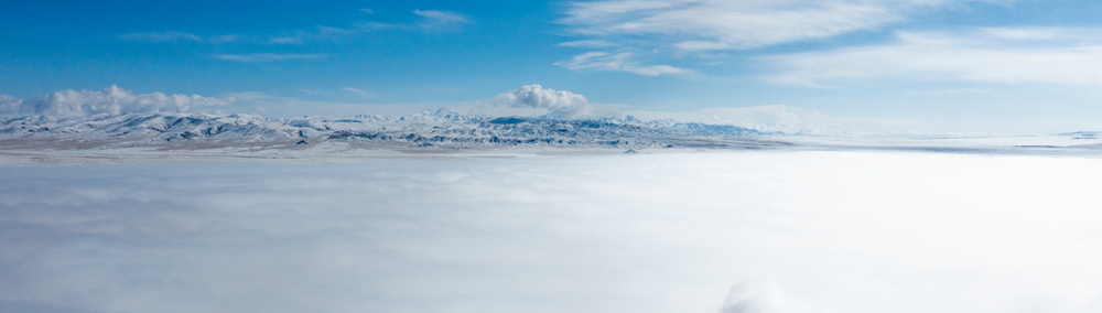 西藏阿里地區(qū)改則縣迎來初雪，銀裝素裹，美如畫卷。