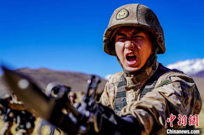 官兵正在進行刺殺操訓練?！∥鞑厣侥宪姺謪^(qū)某團供圖