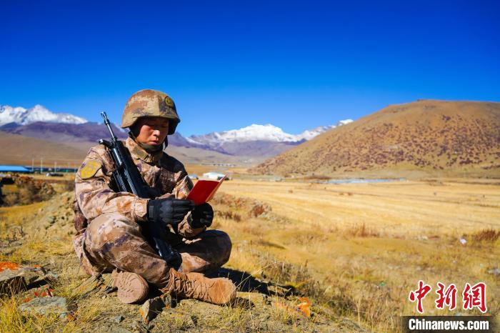 戰(zhàn)士正在品讀該團制作下發(fā)的二十大報告內(nèi)容匯編“口袋書” ?！∥鞑厣侥宪姺謪^(qū)某團供圖