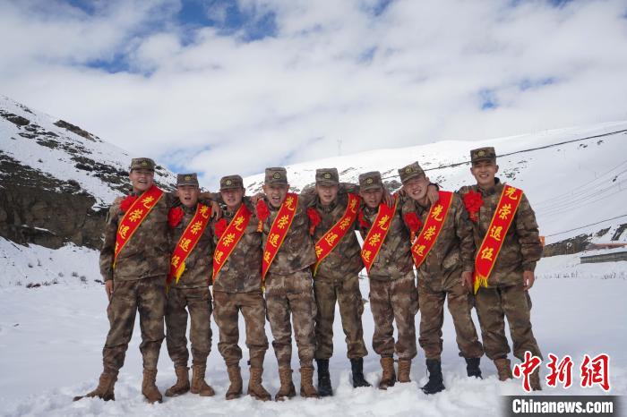 退伍老兵合照留念?！∥鞑厣侥宪姺謪^(qū)某團(tuán)供圖