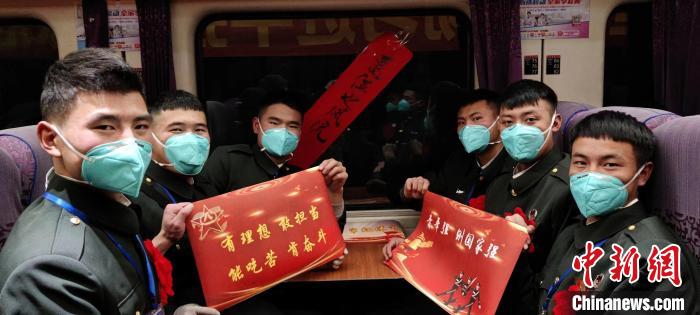 退伍老兵在退伍專列上合影留念。　西藏山南軍分區(qū)某團(tuán)供圖