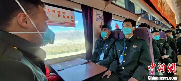 退伍老兵乘坐在退伍專列?！∥鞑厣侥宪姺謪^(qū)某團(tuán)供圖