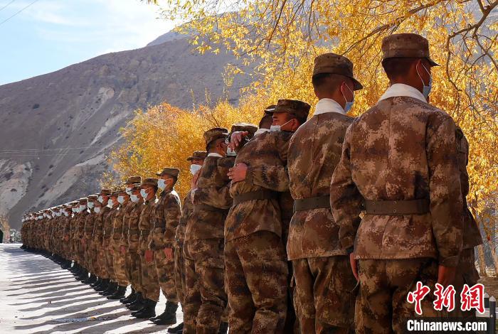 圖為什布奇邊防連退伍老兵與戰(zhàn)友相擁而泣，依依惜別?！⌒觳?攝