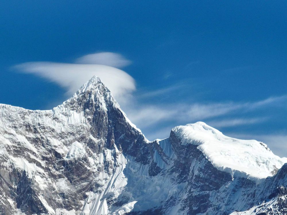 雅魯藏布江遠(yuǎn)處的雪山風(fēng)光。