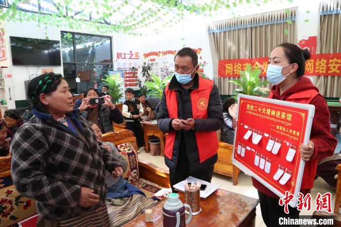 圖為瓊結(jié)縣村民參與問(wèn)答。　倫珠澤仁 攝