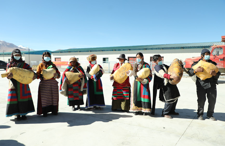 茶措村牧區(qū)改革合作社酥油分紅現(xiàn)場。索朗仁青 攝