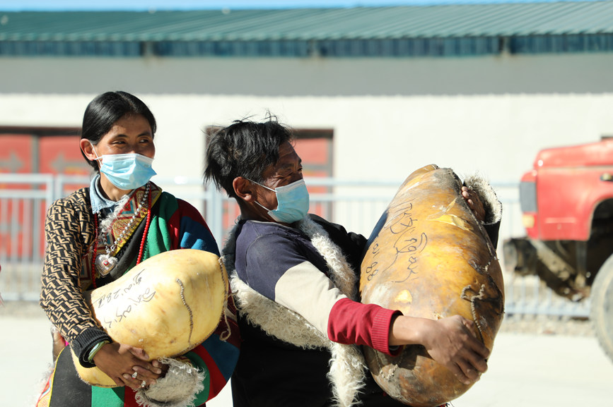茶措村牧區(qū)改革合作社酥油分紅現(xiàn)場。索朗仁青 攝
