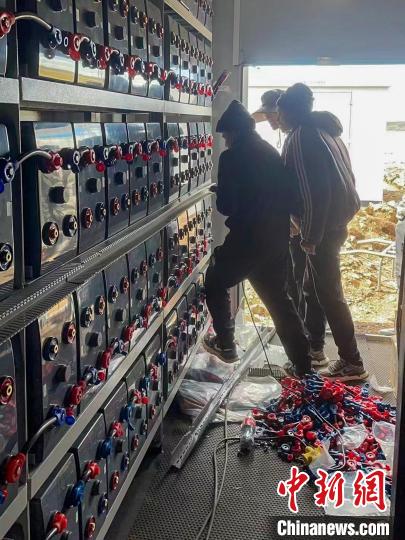 圖為微電網(wǎng)系統(tǒng)安裝調(diào)試現(xiàn)場?！O寶鶴 攝