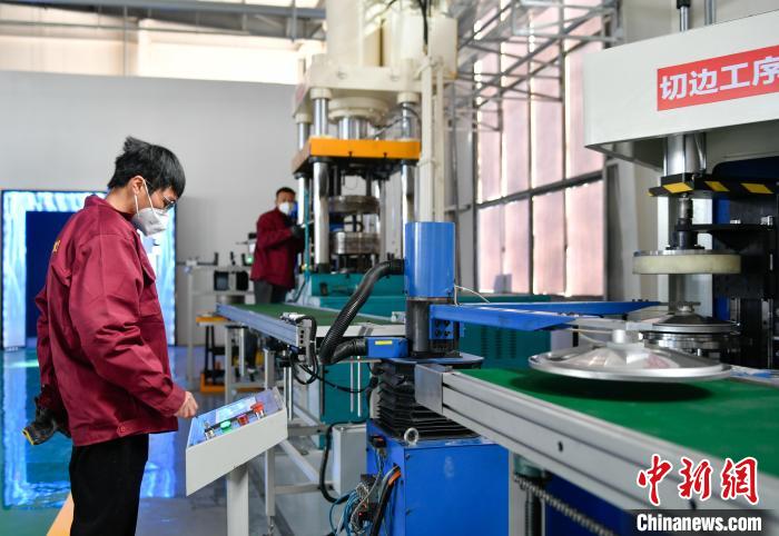 圖為炊具生產(chǎn)線?！∝暩聛硭?攝