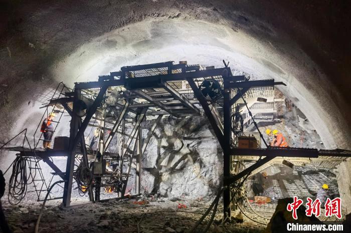 資料圖為隧道施工掘進過程中?！∥鞑刈灾螀^(qū)交通運輸廳 供圖