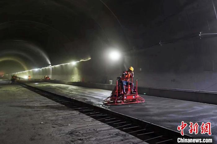 圖為隧道施工現(xiàn)場?！∥鞑刈灾螀^(qū)交通運輸廳 供圖