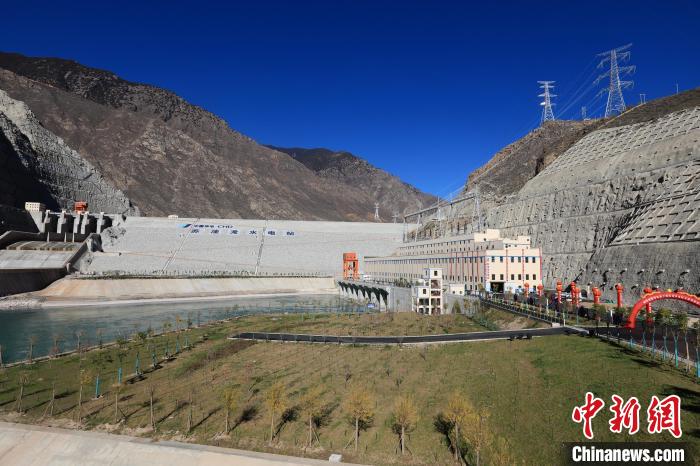 圖為金沙江上游蘇洼龍水電站?！⊥趵?攝