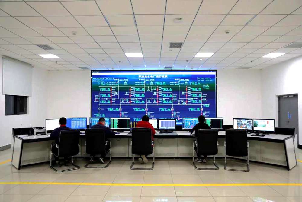 對大壩填筑碾壓進行實時全過程監(jiān)控。吳雛音 攝