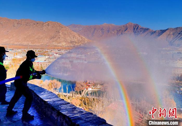 12月6日，布達(dá)拉宮消防救援大隊(duì)在布達(dá)拉宮山體林草區(qū)域開展?jié)窕ぷ??！㈣?攝