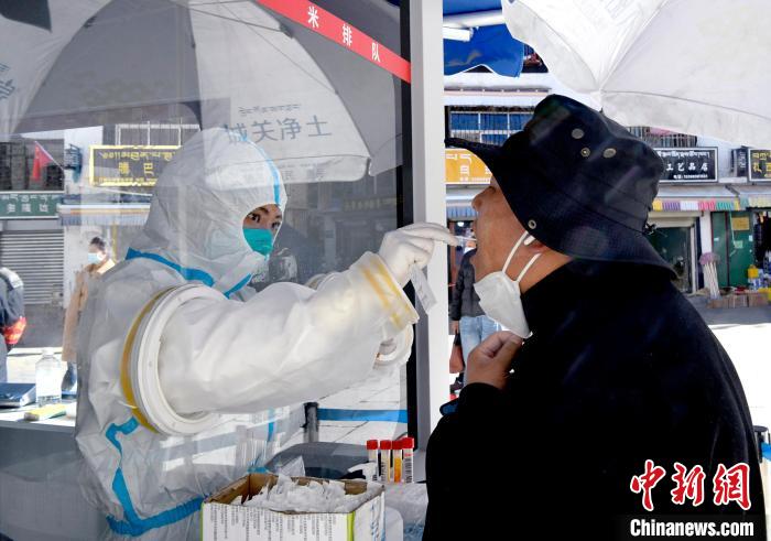 12月7日，拉薩市民正在進(jìn)行核酸檢測(cè)?！±盍?攝