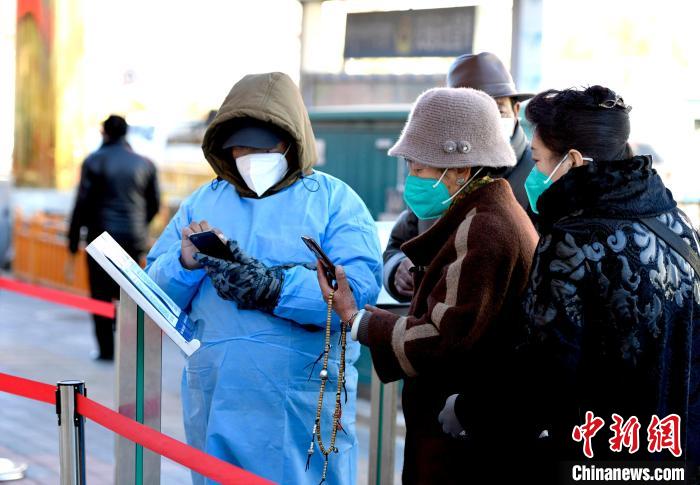 12月7日，拉薩市民掃碼進(jìn)入銀行辦理業(yè)務(wù)?！±盍?攝