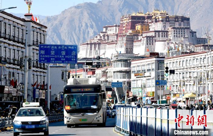 12月7日，一輛公交車從拉薩市城關(guān)區(qū)北京東路駛過(guò)。　李林 攝