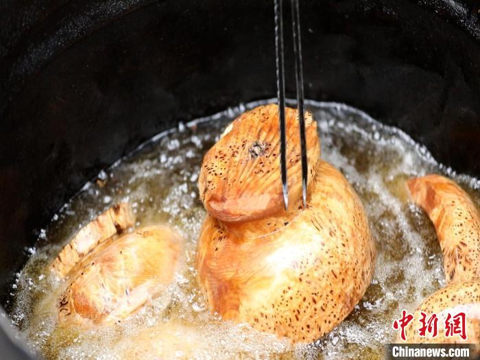 圖為已成型的木碗?！?鄧海平 攝