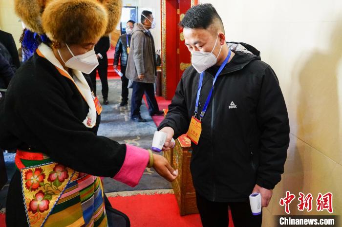 政協委員測體溫后入場。　江飛波 攝