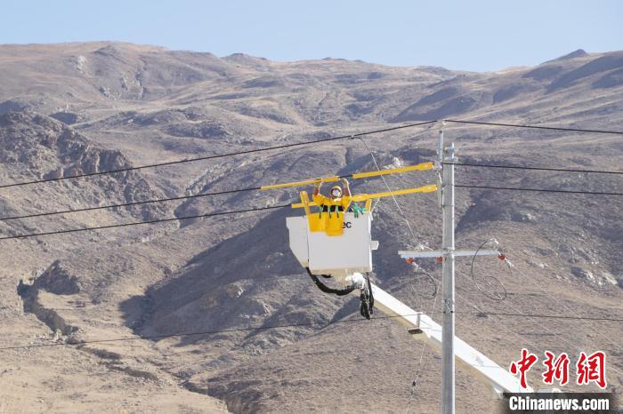 圖為11月9日，國網(wǎng)山南供電公司工作人員進行搭火工作?！「裆?攝