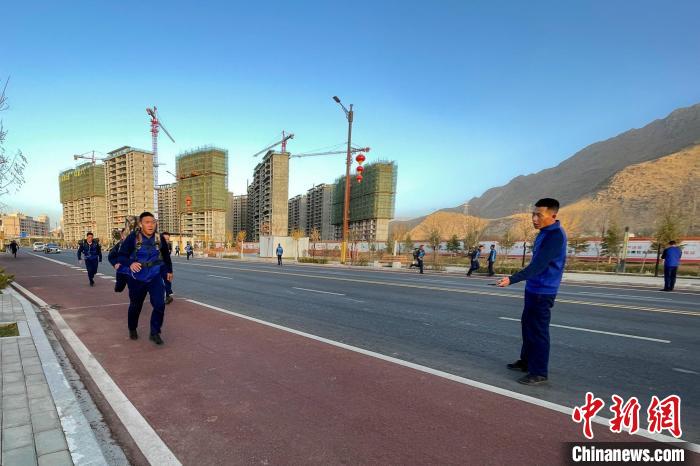 負(fù)重5公里體能訓(xùn)練。　西藏森林消防總隊(duì)特勤大隊(duì) 供圖