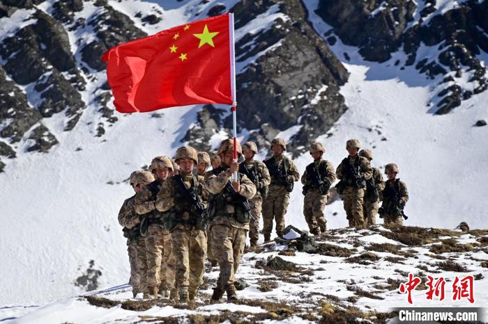 官兵們?cè)谘策呁局小！≡裢?攝