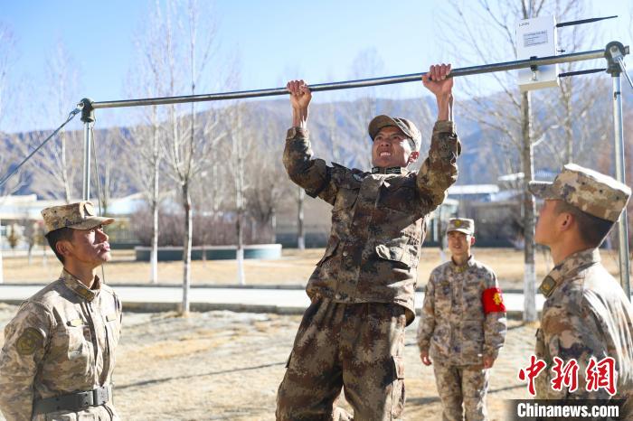 單杠引體向上現(xiàn)場(chǎng)，選手竭盡全力突破自我?！敲衫?攝