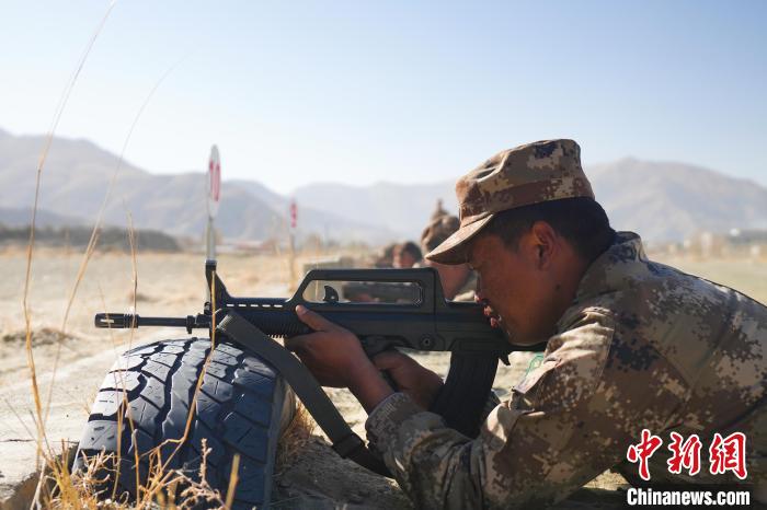 參賽民兵在進(jìn)行瞄準(zhǔn)?！敲衫?攝