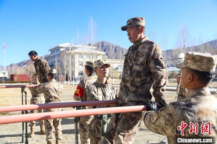 雙杠臂屈伸項(xiàng)目競(jìng)賽現(xiàn)場(chǎng)。　吳蒙昆 攝