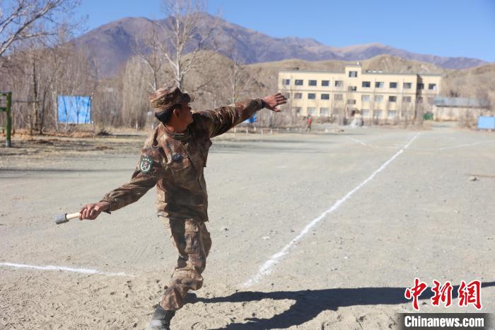 手榴彈投遠(yuǎn)比武競(jìng)賽現(xiàn)場(chǎng)?！敲衫?攝