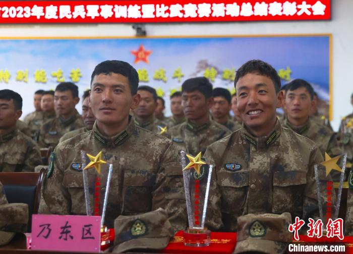 表彰大會(huì)上，獲獎(jiǎng)選手開(kāi)心瞬間?！敲衫?攝