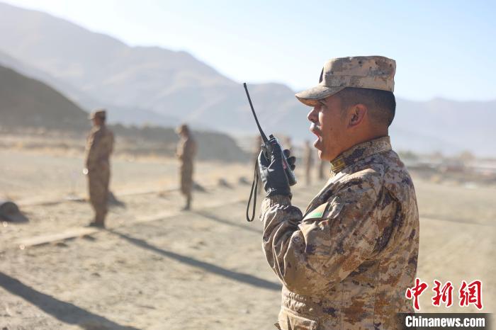 裁判員羅布次仁下達(dá)“臥姿裝子彈”口令?！敲衫?攝