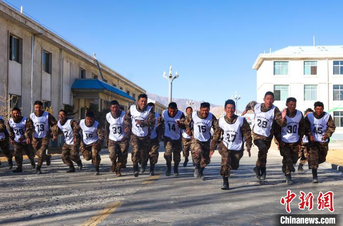 3000米開(kāi)賽，選手們奮勇?tīng)?zhēng)先?！敲衫?攝