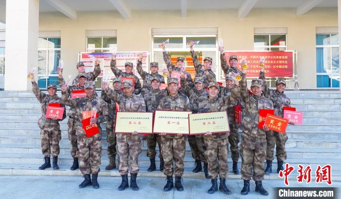 獲獎(jiǎng)選手合影?！敲衫?攝