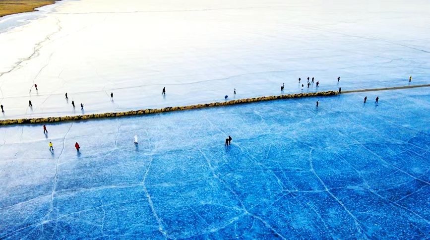 航拍冰上轉(zhuǎn)場(chǎng)。 張虎攝