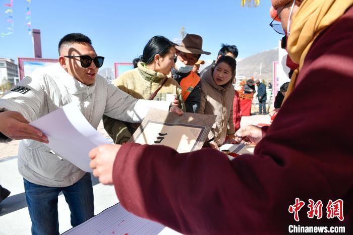 圖為展銷會(huì)現(xiàn)場(chǎng)?！∝暩聛?lái)松 攝