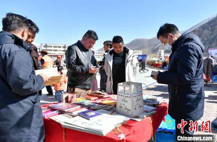 圖為展銷會(huì)現(xiàn)場(chǎng)?！∝暩聛?lái)松 攝