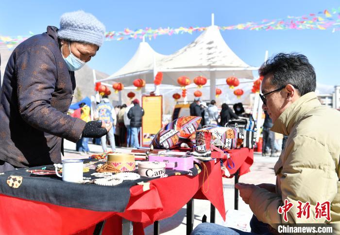 圖為展銷會(huì)現(xiàn)場(chǎng)?！∝暩聛?lái)松 攝