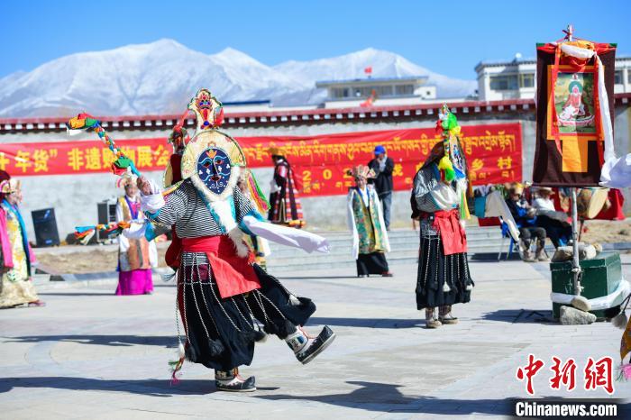 圖為藏戲非遺展演現(xiàn)場(chǎng)?！∝暩聛?lái)松 攝