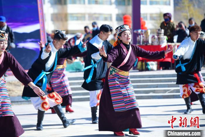 圖為藝術(shù)團(tuán)表演“扎西果諧”?！∝暩聛?lái)松 攝