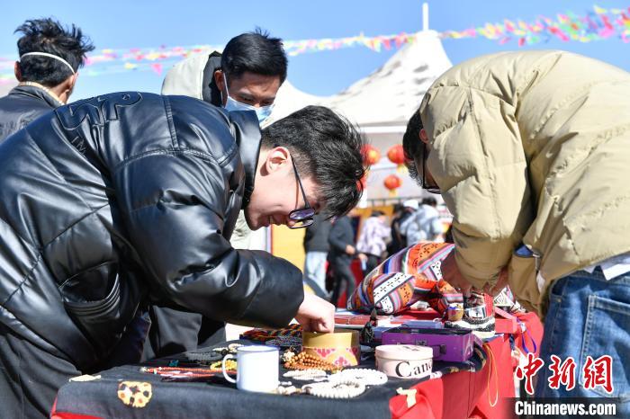 圖為展銷會(huì)現(xiàn)場(chǎng)。　貢嘎來(lái)松 攝