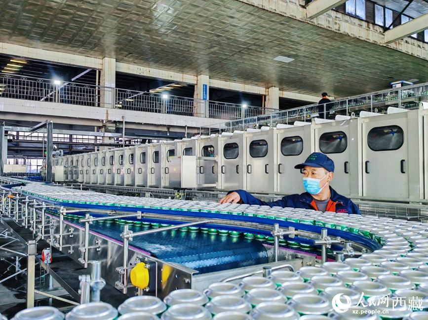 技術(shù)人員在生產(chǎn)線上檢查產(chǎn)品。人民網(wǎng) 李海霞攝