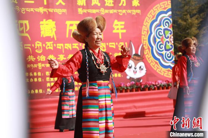 圖為藏歷新年活動現(xiàn)場?！埩?攝
