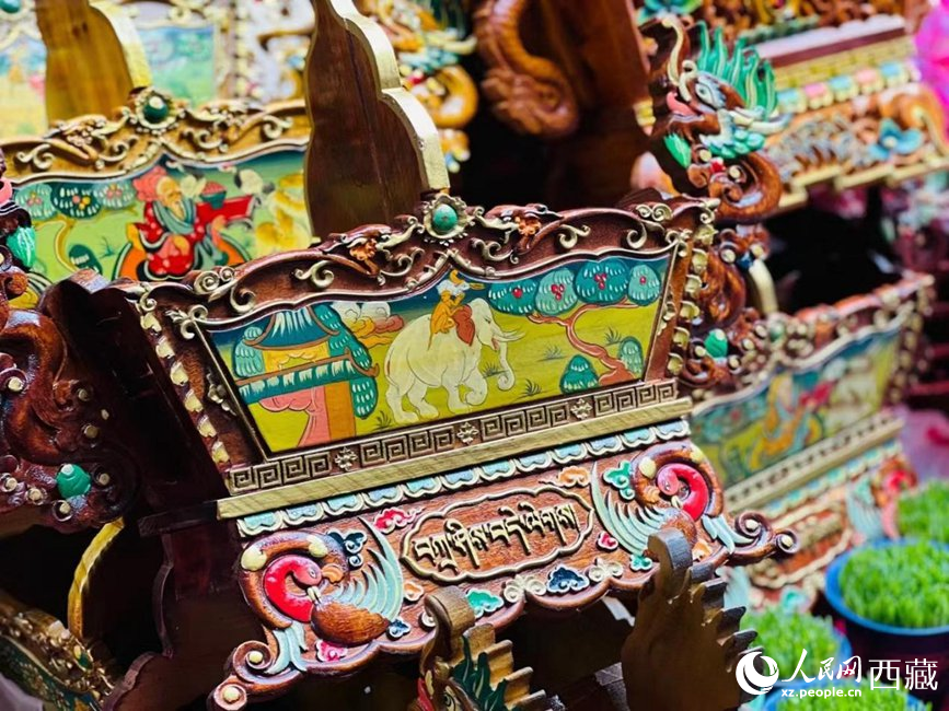 年貨市場上的切瑪盒（切瑪盒是藏歷新年吉祥物，是在精制斗型木盒中用隔板分開，分別盛入炒麥粒和糌粑，插上仔卓，象征著人壽年豐、吉祥如意）。人民網(wǎng) 次仁羅布攝