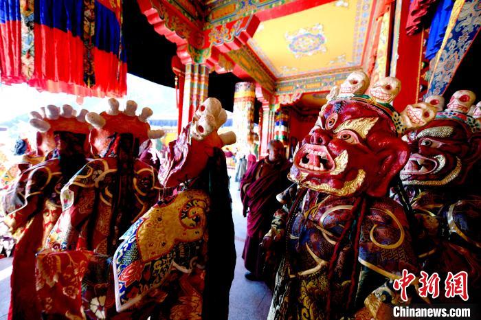 2月19日，楚布寺僧人們佩戴面具準(zhǔn)備參加跳神活動(dòng)。　李林 攝