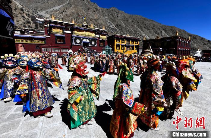 2月19日，楚布寺僧人們佩戴面具參加跳神活動(dòng)。　李林 攝