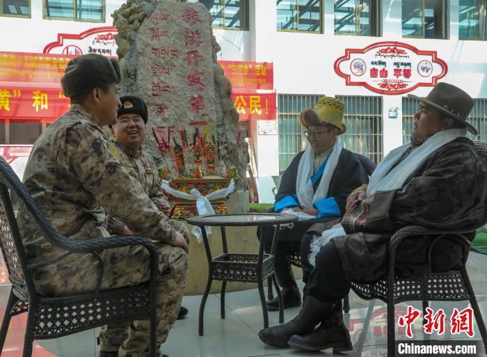 圖為阿里軍分區(qū)某邊防團(tuán)官兵與駐地群眾拉家常。　劉曉東 攝